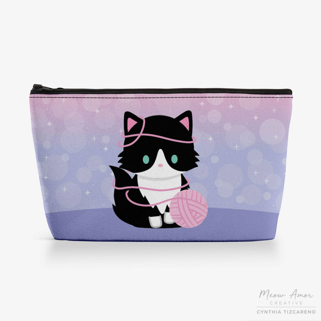 Pouch with a cat design holding yarn on a purple background